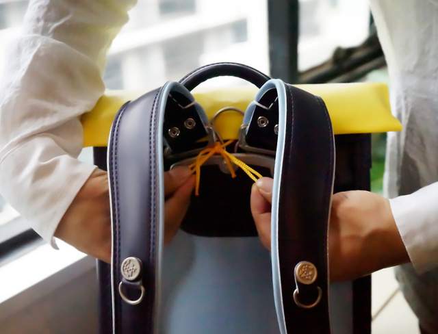 カバーの紐を結ぶ