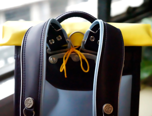 カバーの紐を結んだ後(裏側)